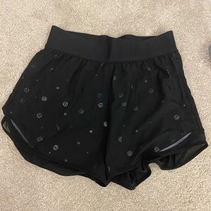Lululemon Hotty Hot Short 4” polka dot logo